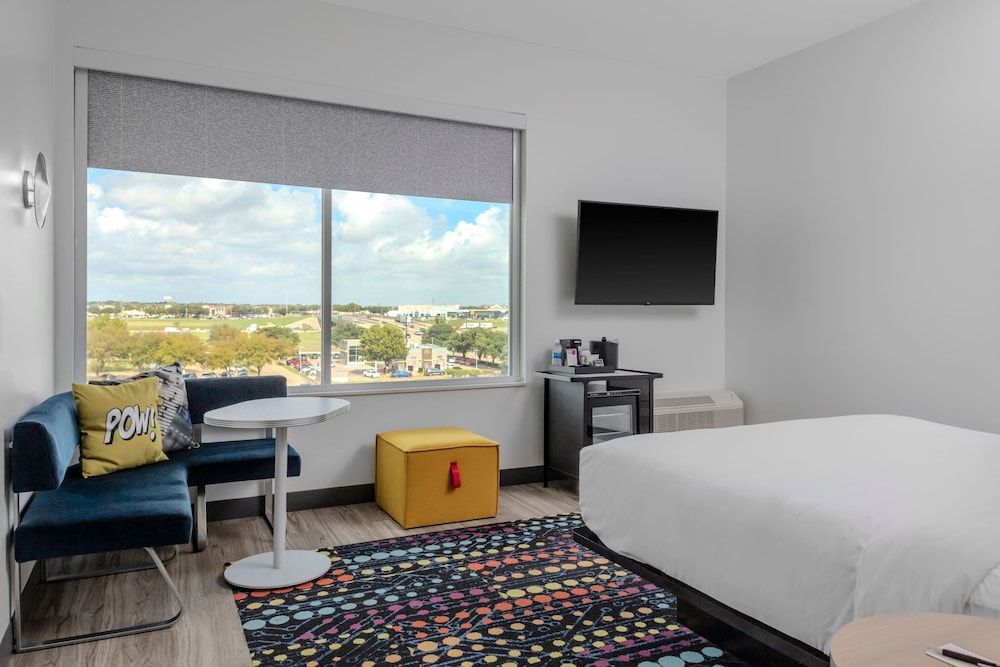 Room, 1 King Bed, Non Smoking (Mobility Accessible, Roll-In Shower)