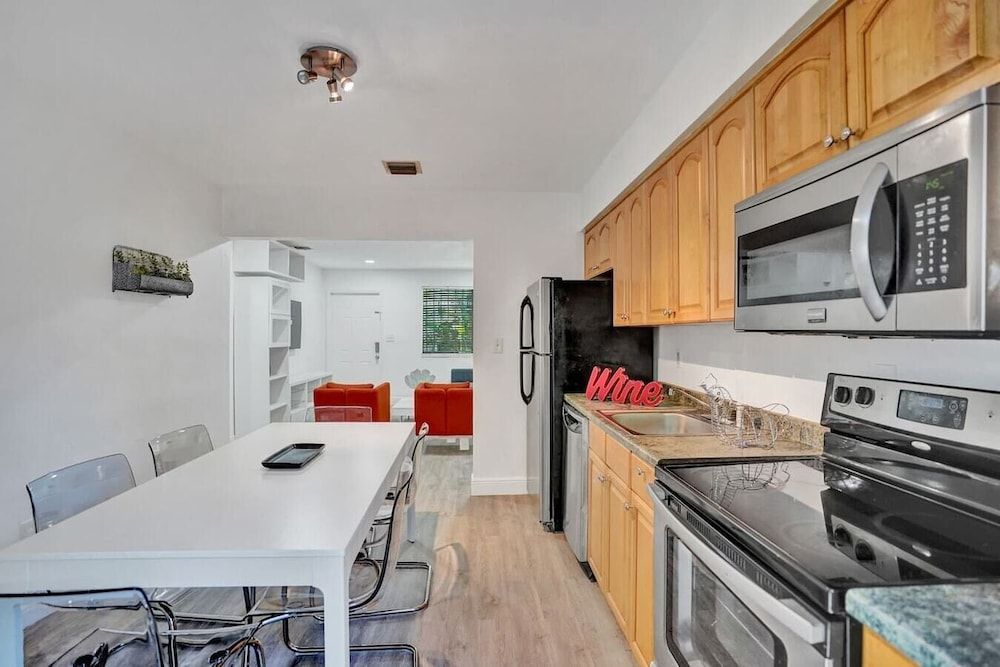 undefined Miami 4 Bedroom Home, 10 Guests BBQ Museums & Art 9