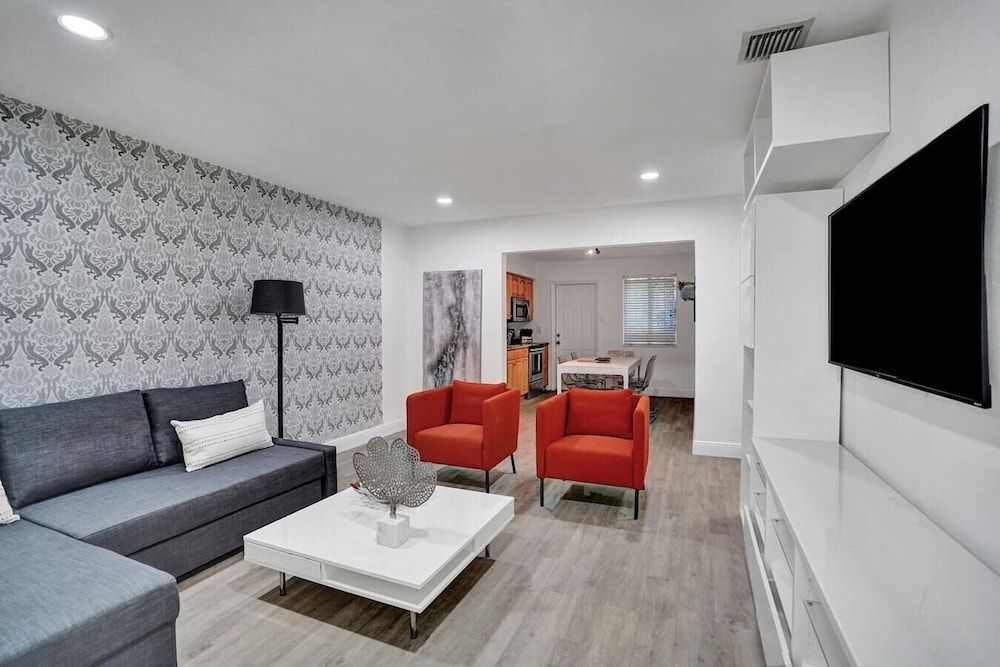 undefined Miami 4 Bedroom Home, 10 Guests BBQ Museums & Art 4