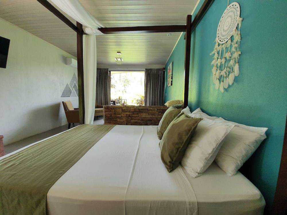 Yellow Tree Suites Honeymoon Suite, 1 Queen Bed, Hot Tub, Hill View 2