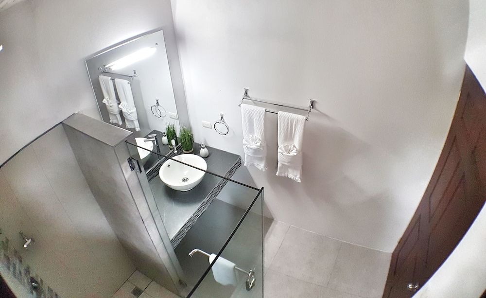 Yellow Tree Suites Honeymoon Suite, 1 Queen Bed, Hot Tub, Hill View 5