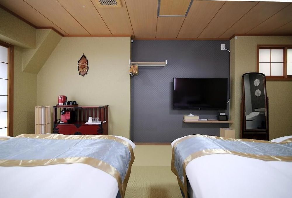 Shinjuku Global Hotel Room, Multiple Beds (GS301) 7