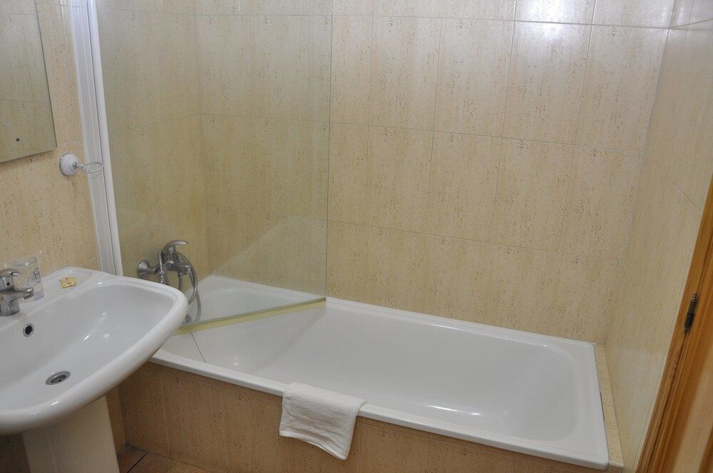 Hotel Alfonso VIII Economy Triple Room 2