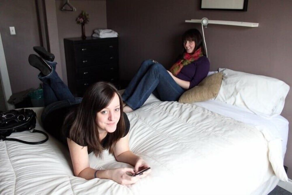 Painted Turtle Guesthouse (Hostel) Classic Room, 1 Queen Bed, Shared Bath, Shared Living Space 3