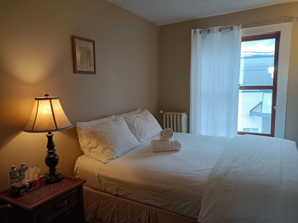 Painted Turtle Guesthouse (Hostel) Classic Room, 1 Queen Bed, Shared Bath, Shared Living Space 6