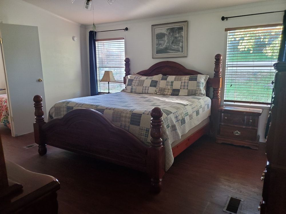 Thunderbird Resort & Event Center Luxury Mobile Home, 4 Bedrooms, Hill View