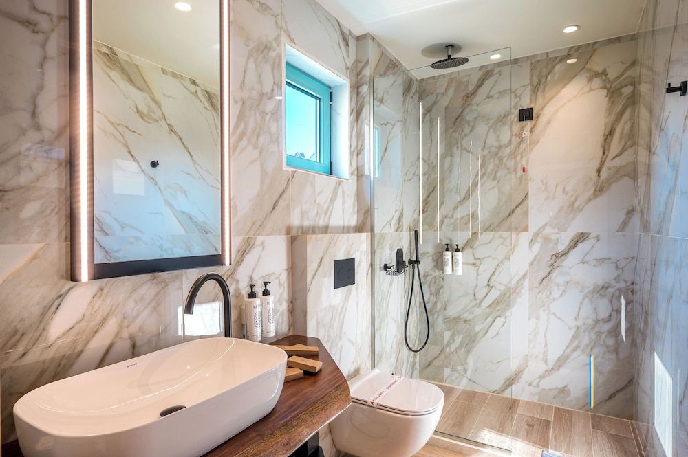 Artion Boutique by Enorme Lux Suite with Outdoor Jacuzzi 3