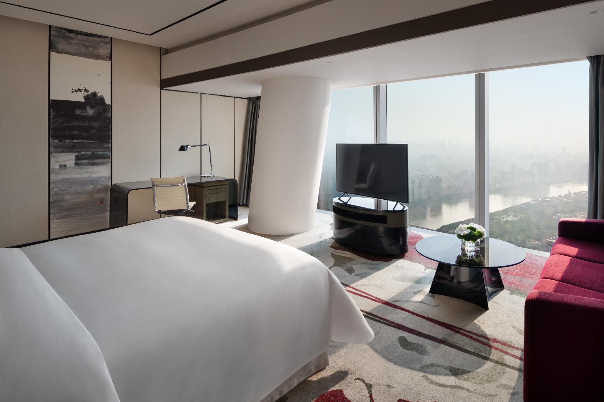 Premier Room River View king bed