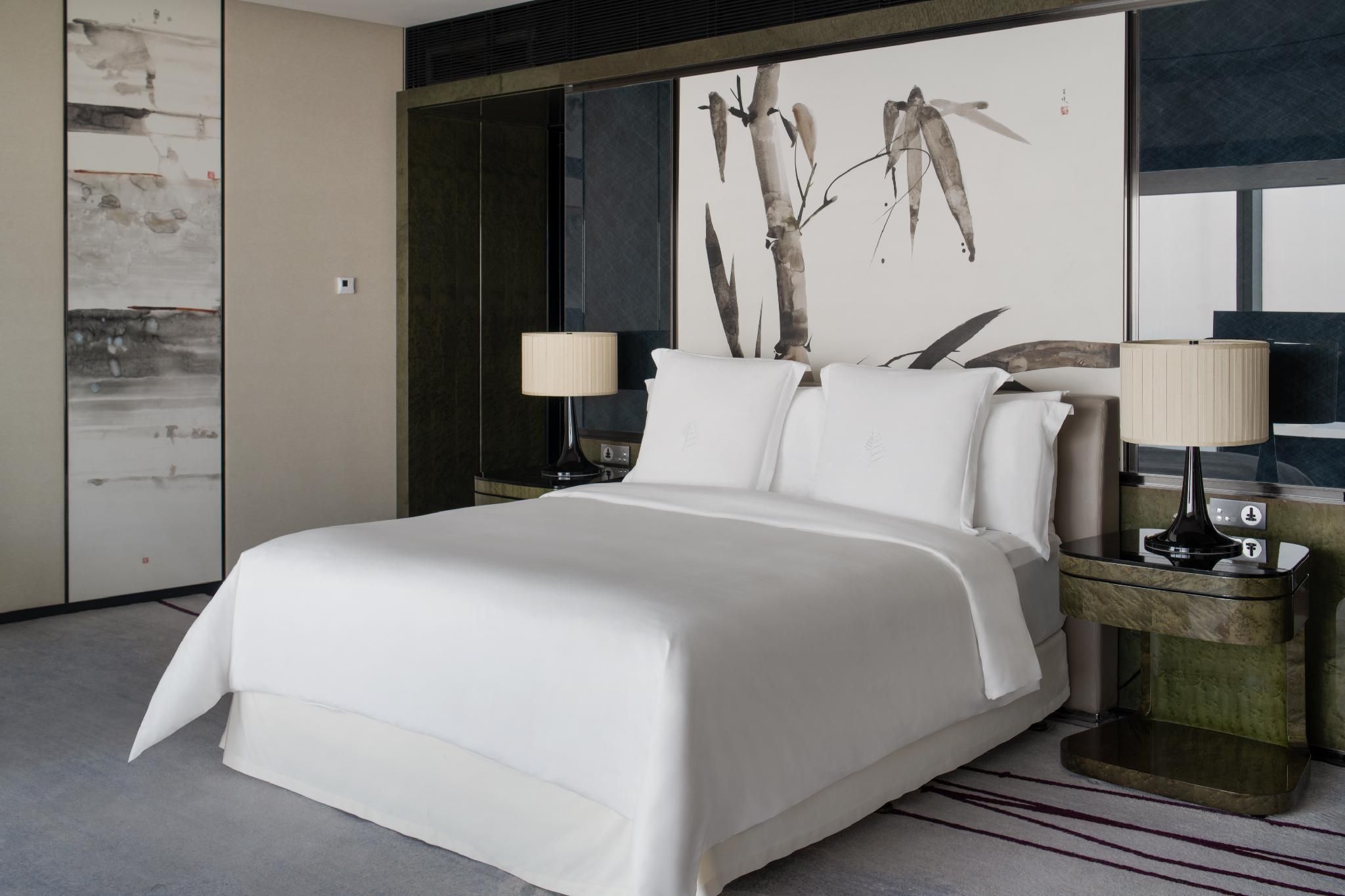 Deluxe Room River View king bed