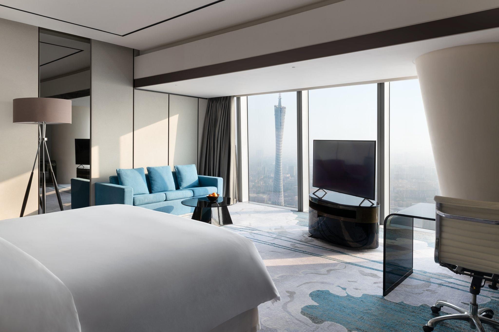 Club Premier Room River View king bed