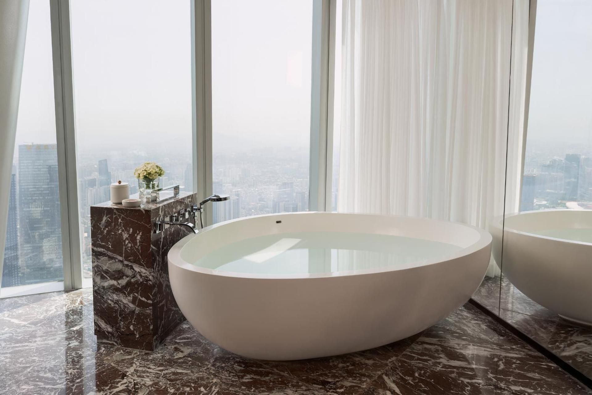 Skyline City View Room With Windowside Bathtub King