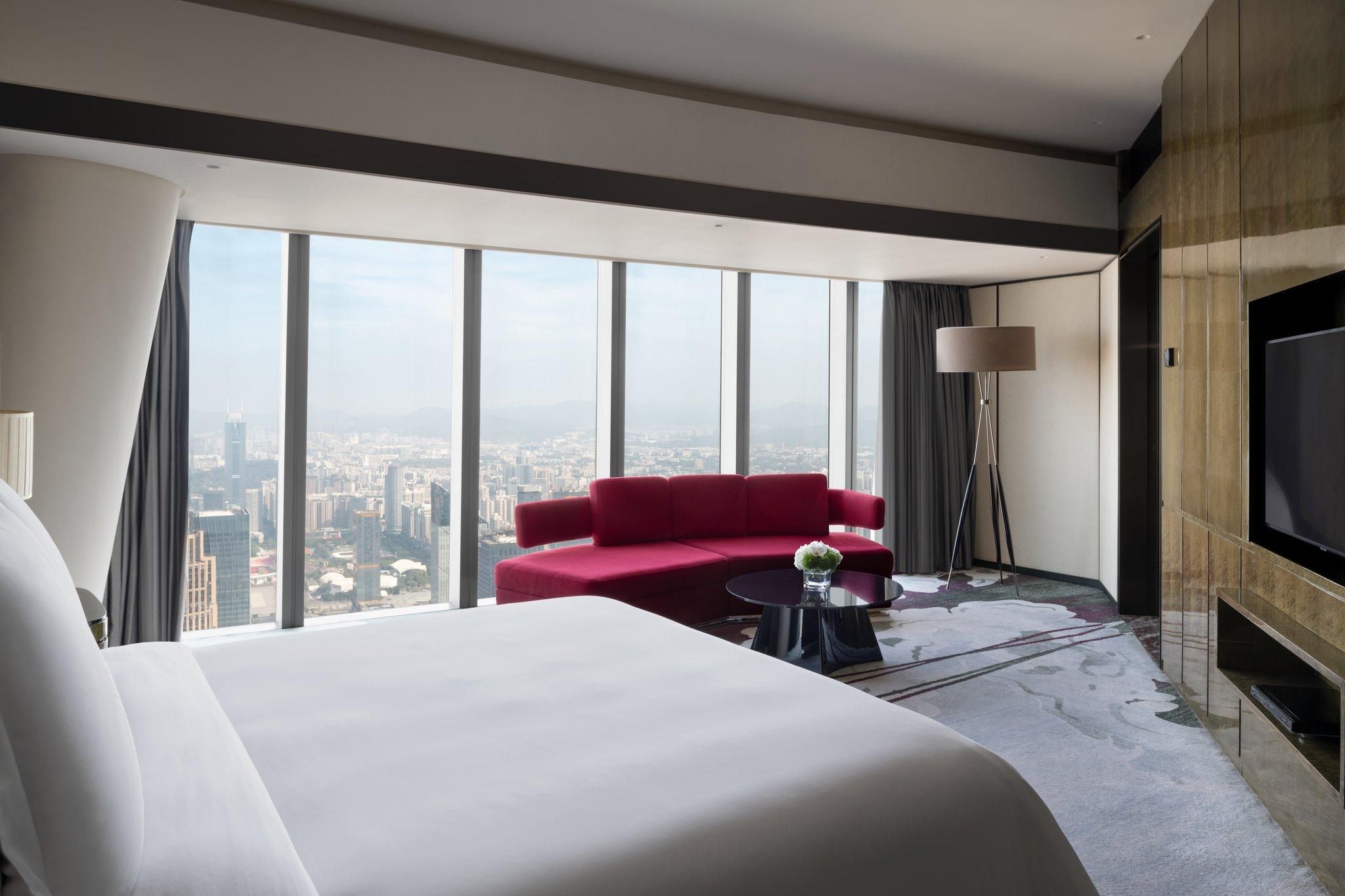 Deluxe One Bedroom Suite River View king bed