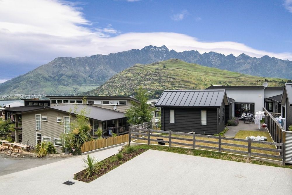 Bright, Modern, Plush - Brand New Townhouse Private 4 Bedroom Duplex 21