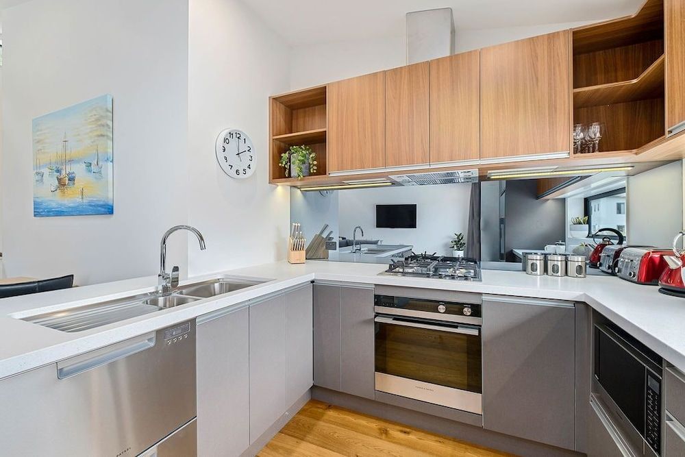 Bright, Modern, Plush - Brand New Townhouse Private 4 Bedroom Duplex 9