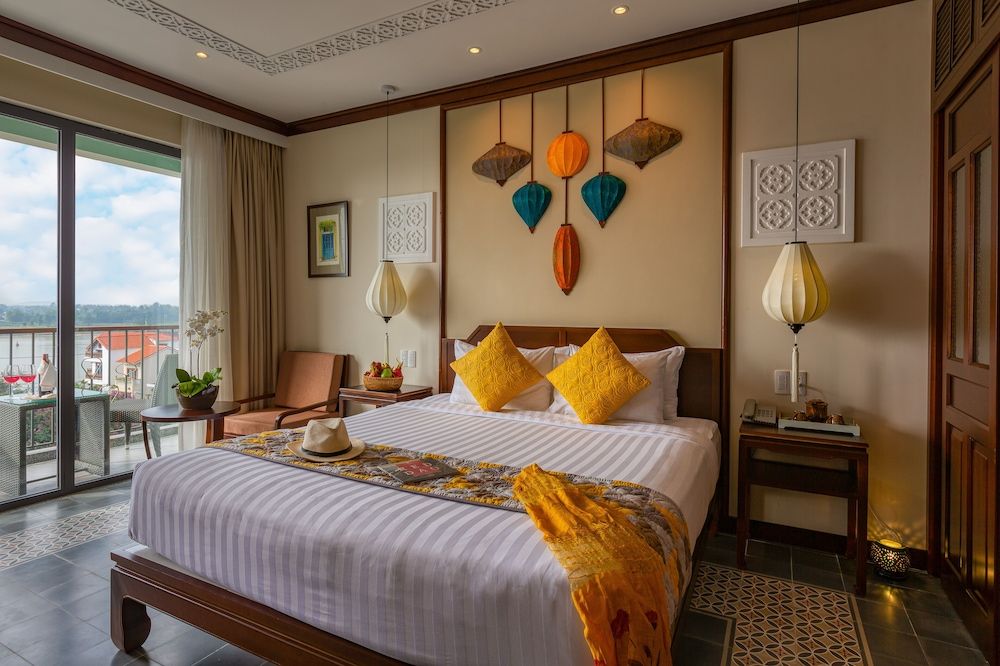 Premium Double/Twin Room, Bathtub, Balcony with Quiet Street View