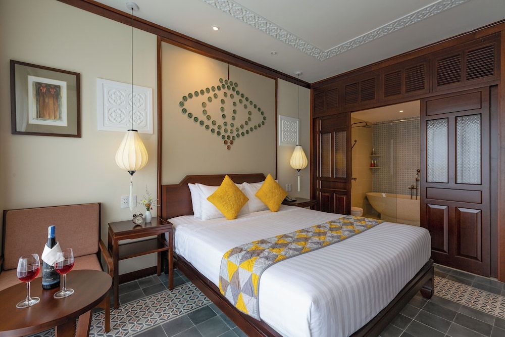 Junior Queen/Twin Suite, Bathtub, Balcony with Tranquil Meadow View