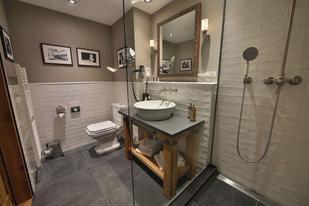 LOFT Hotel Bratislava Comfort double room with king bed no TV 4