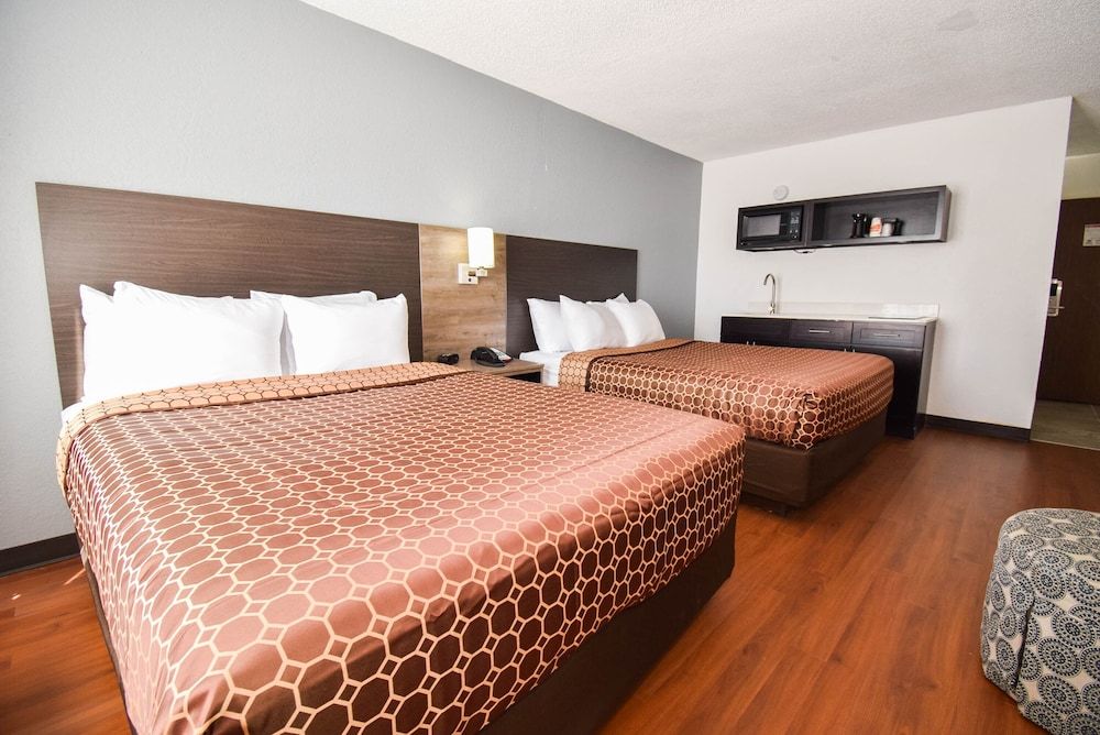 Quality Inn & Suites Sulphur Springs Basic Room, 2 Queen Beds, Non Smoking (Efficiency) 4