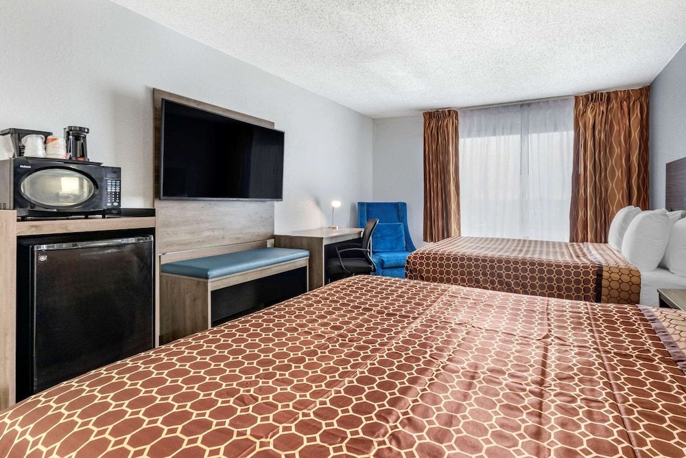 Quality Inn & Suites Sulphur Springs Basic Room, 2 Queen Beds, Non Smoking (Efficiency) 5