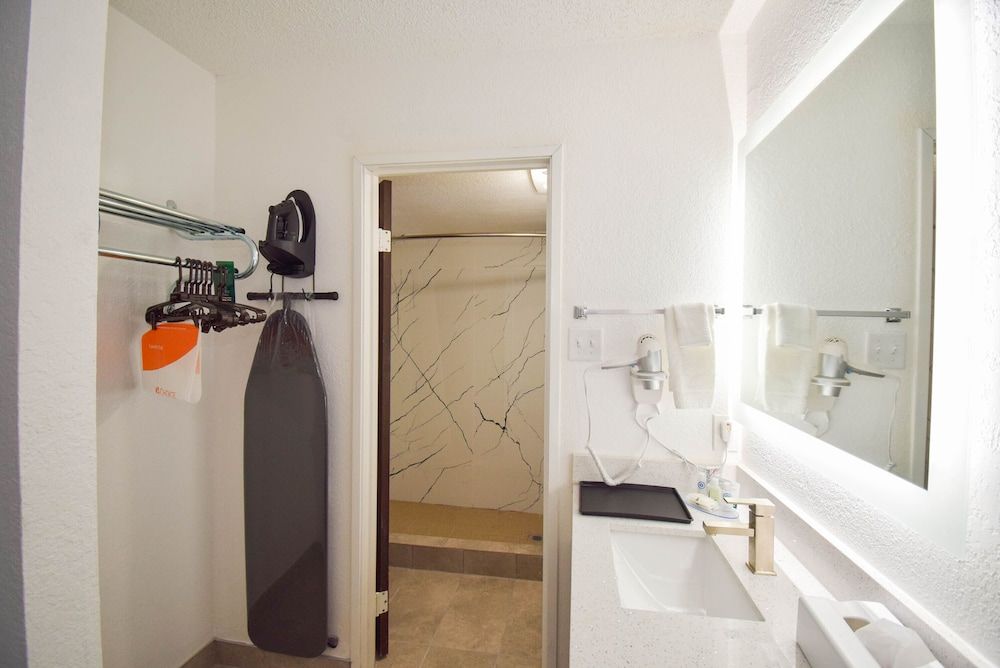 Quality Inn & Suites Sulphur Springs Basic Room, 2 Queen Beds, Non Smoking (Efficiency) 8