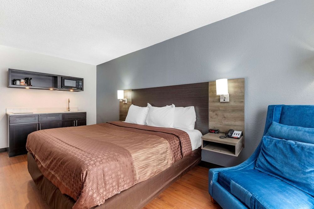 Quality Inn & Suites Sulphur Springs Basic Room, 1 King Bed, Non Smoking (Efficiency) 4