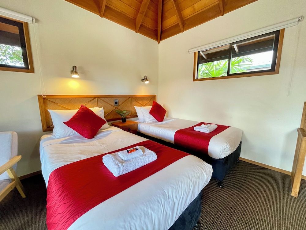 Pacific Harbour Villas Deluxe Cabin, 2 Twin Beds, Garden View 2