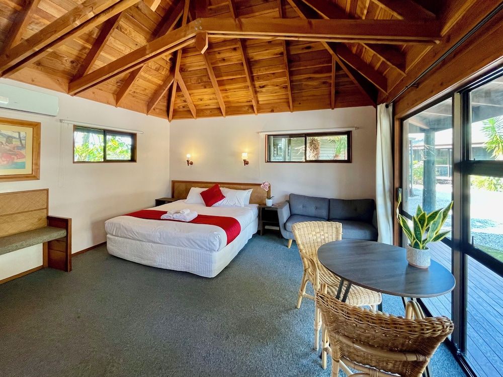 Pacific Harbour Villas Deluxe Cabin, 1 King Bed, Garden View 2