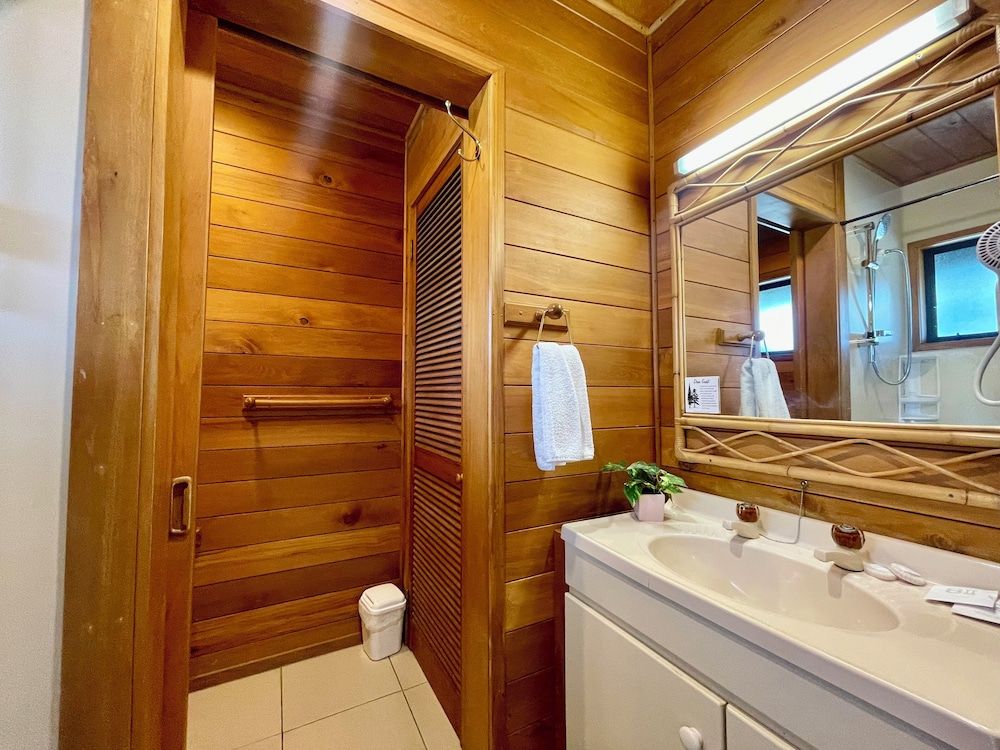 Pacific Harbour Villas Deluxe Cabin, 1 King Bed, Garden View 4