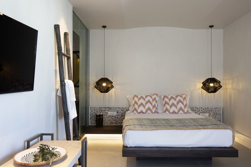 Junior Room, 1 Queen Bed