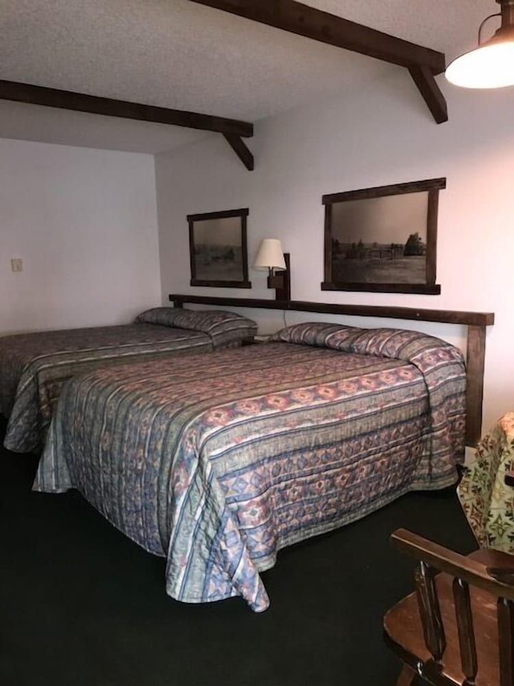 Bunkhouse Motel Room, 2 Queen Beds 3
