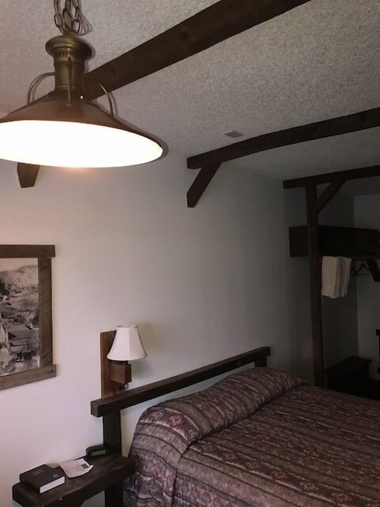 Bunkhouse Motel Room, 1 Queen Bed 4