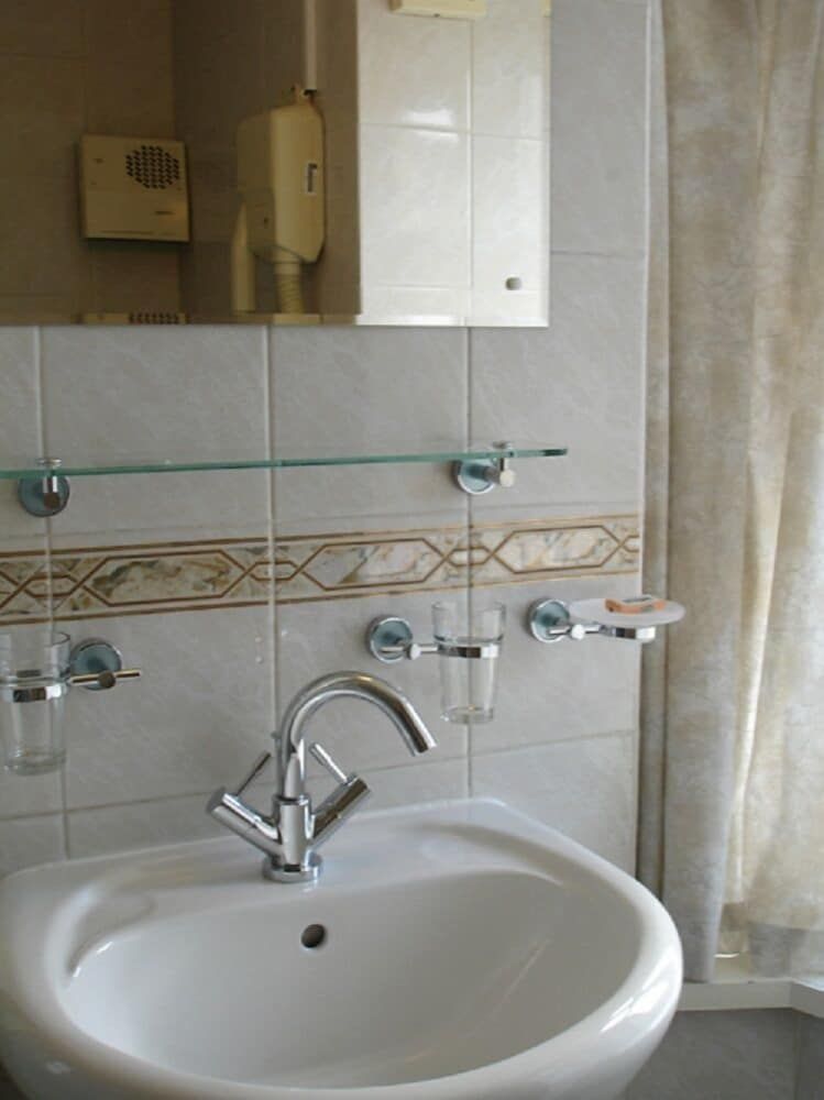 Candlesticks Twin Room 2