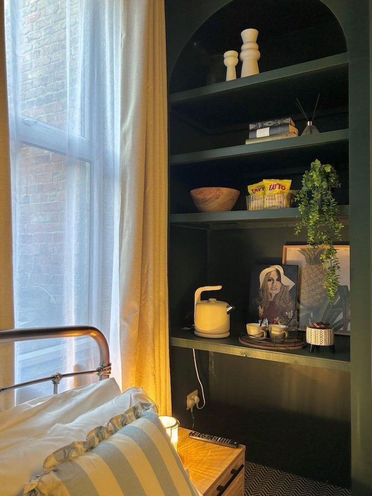 Wellesley Guest Accommodation Basic Double Room, Ensuite 6