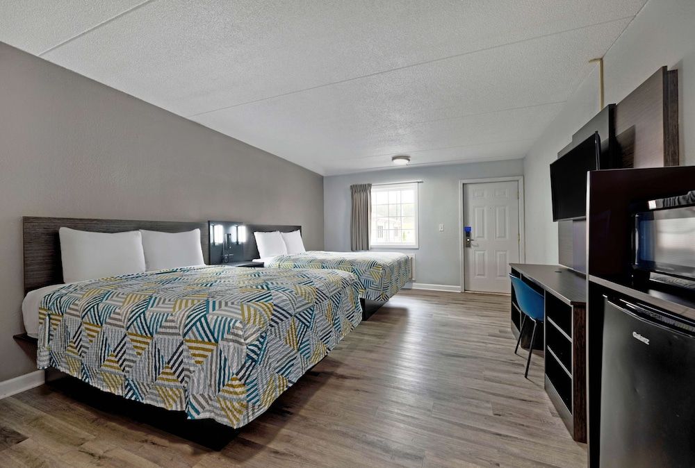 Motel 6 Corbin, KY Standard Room, 2 Queen Beds, Accessible, Non Smoking 2