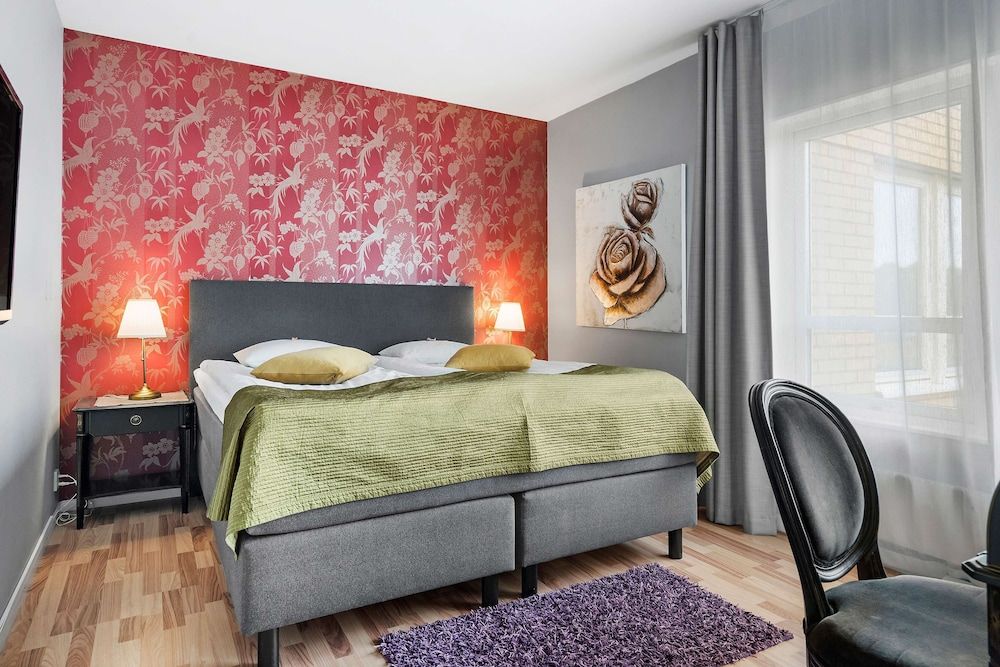 Family Room, 1 King Bed, Non Smoking (with Sofabed)