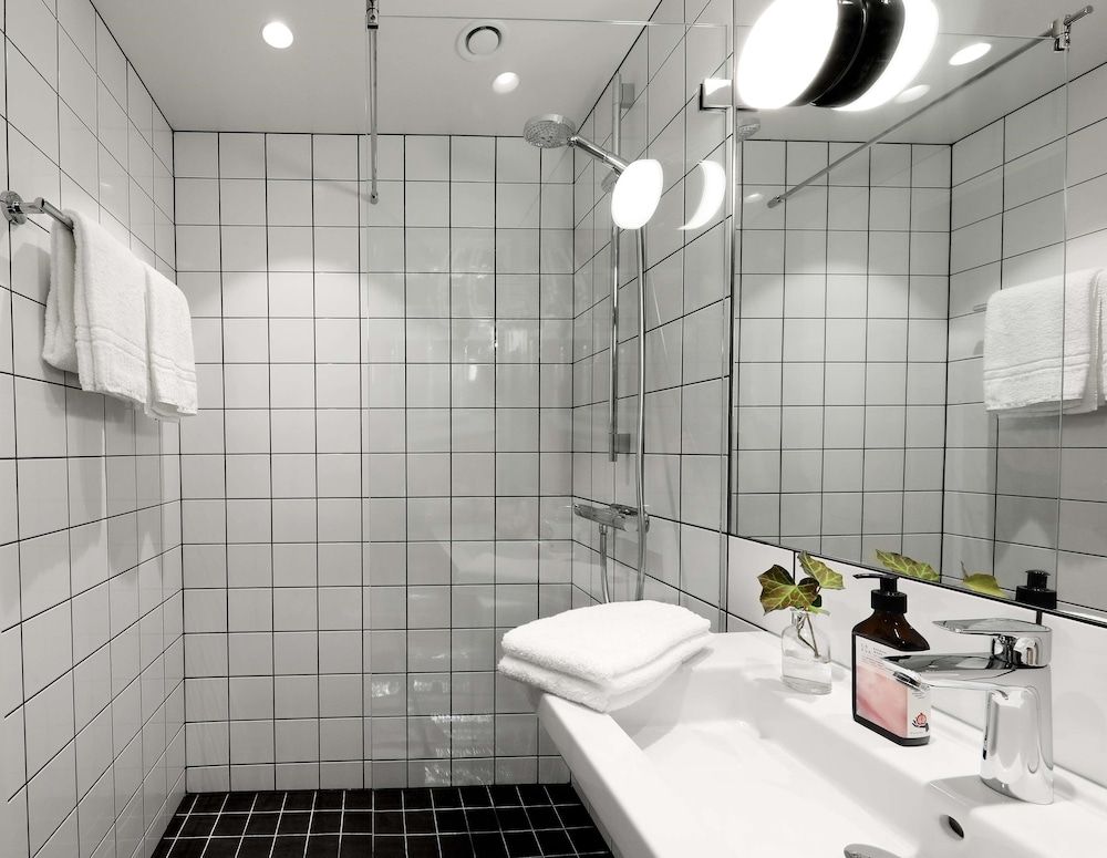 Best Western Plus Ten Hotel Standard Room, 2 Twin Beds, Non Smoking, Balcony (Pet Friendly) 4