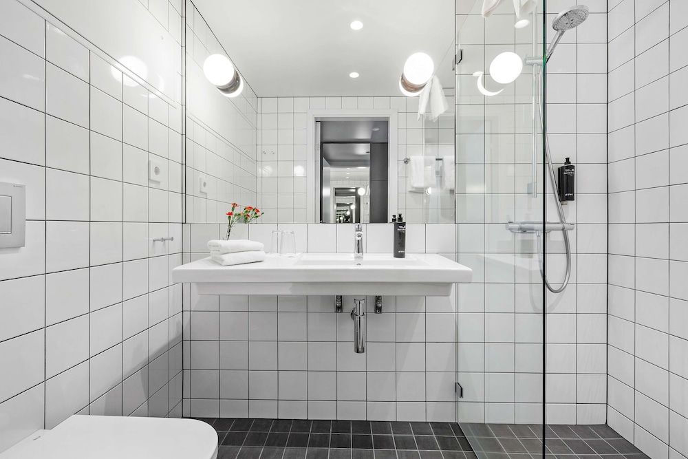 Best Western Plus Ten Hotel Standard Room, 2 Twin Beds, Non Smoking, Balcony (Pet Friendly) 5