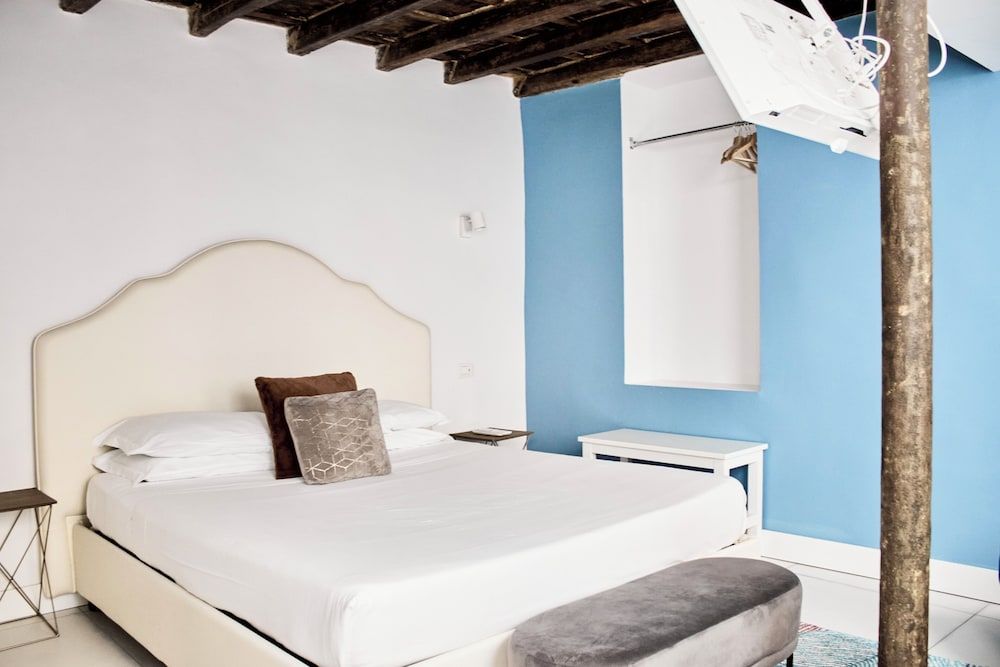 Casa Pietra Deluxe Double Room, Ensuite 3