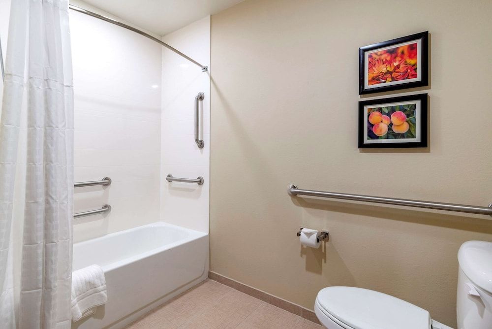 Comfort Suites Suite, 2 Queen Beds, Accessible, Non Smoking 4