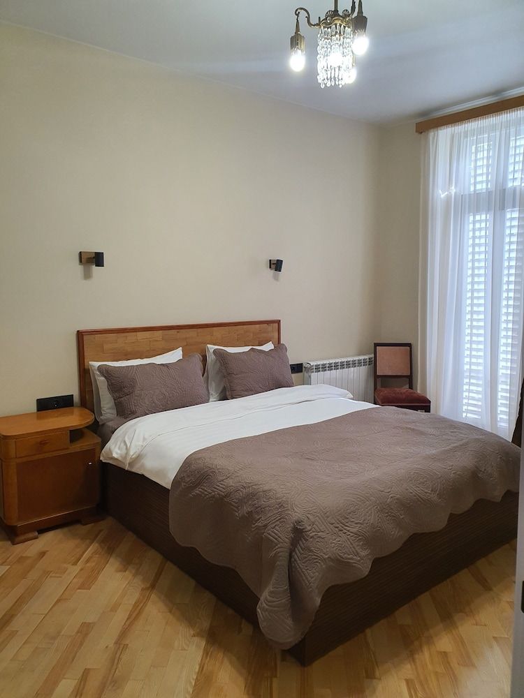 Dat Exx on Freedom Square Apartment 2