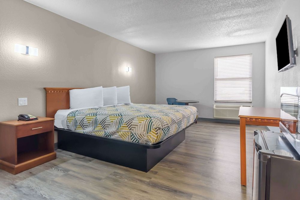 Deluxe Room, 1 King Bed, Non Smoking, Refrigerator & Microwave