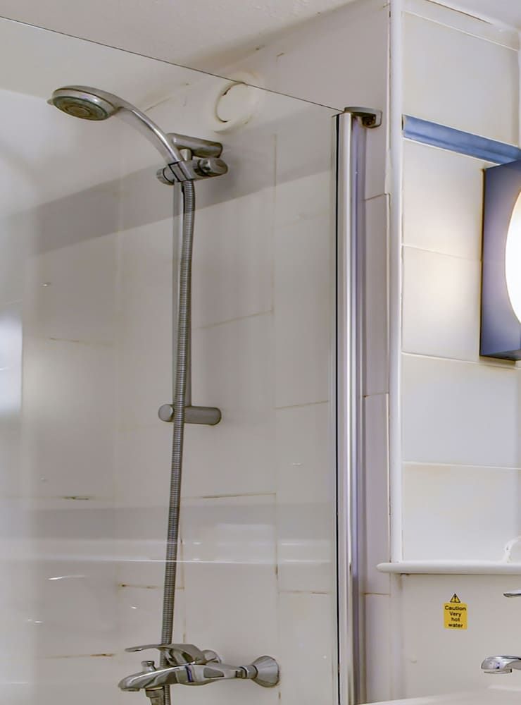 The Hotel Rafiya, Redditch Standard Twin Room, 2 Twin Beds 8