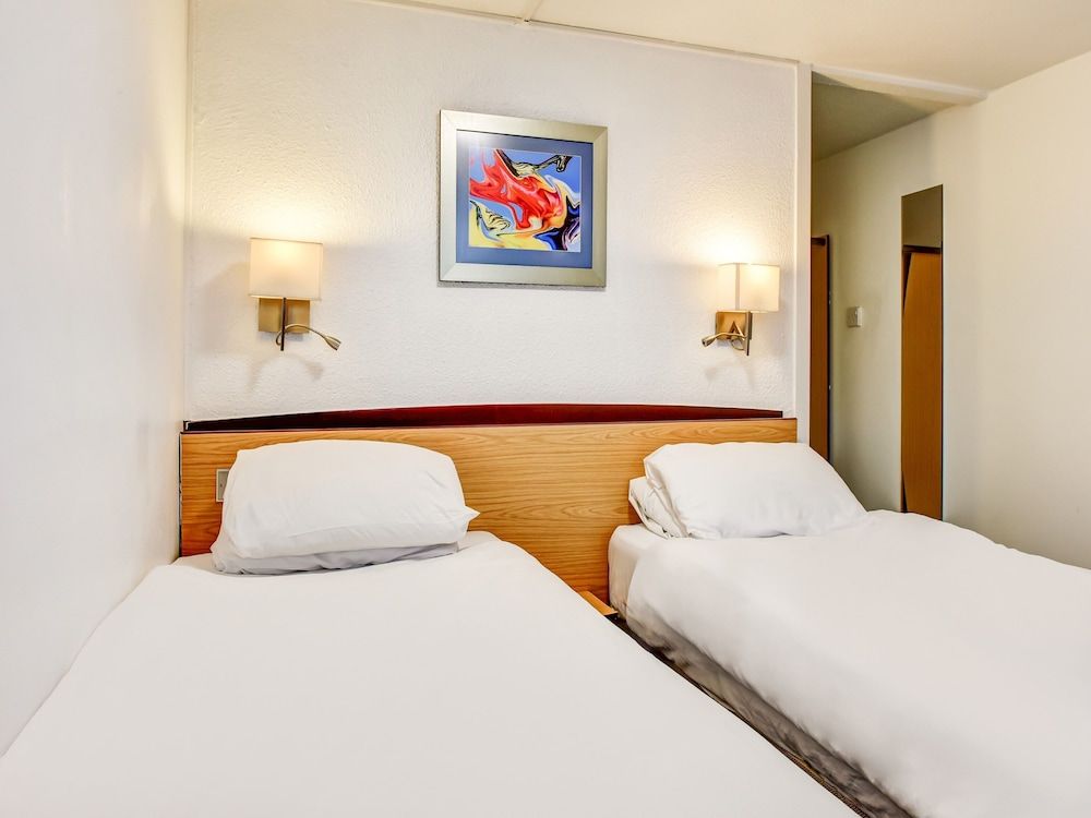 The Hotel Rafiya, Redditch Standard Twin Room, 2 Twin Beds 3