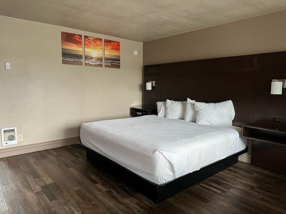 Room, 1 King Bed, Accessible, Non Smoking (Mobility, tub w grab bars)