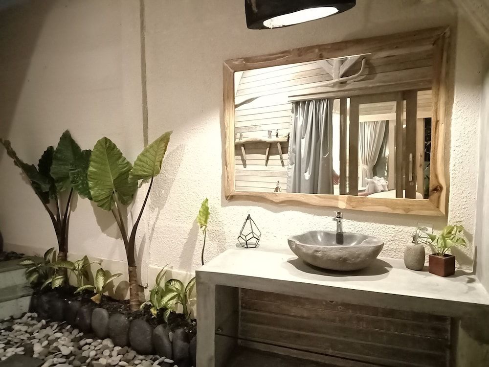 Kompyang Cottage Deluxe Double Room with Bathtub 9