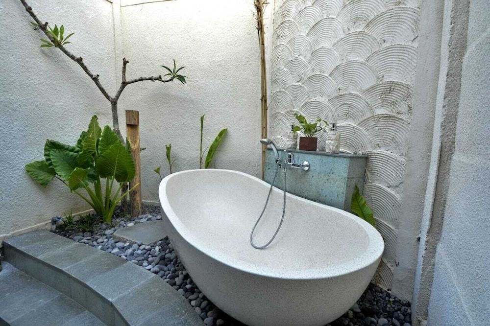 Kompyang Cottage Deluxe Double Room with Bathtub 10