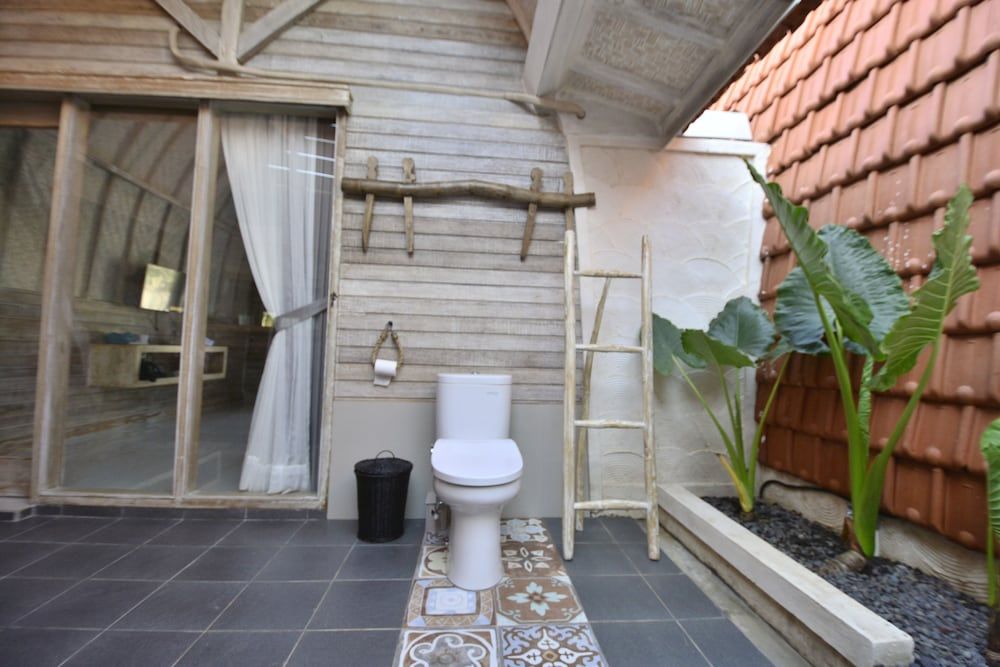 Kompyang Cottage Deluxe Double Room with Bathtub 11