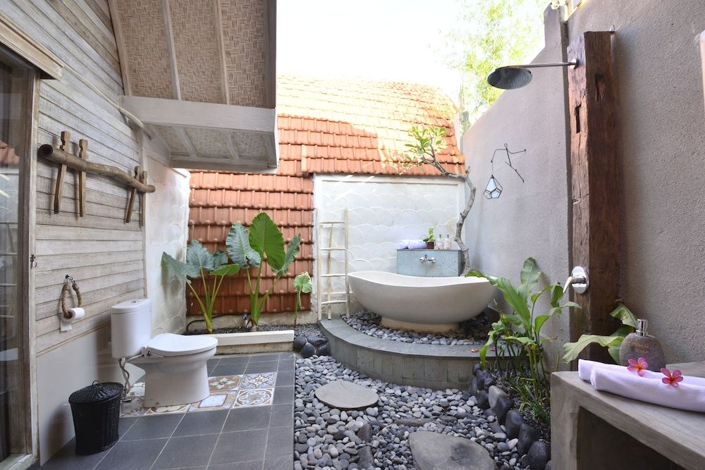 Kompyang Cottage Deluxe Double Room with Bathtub 8