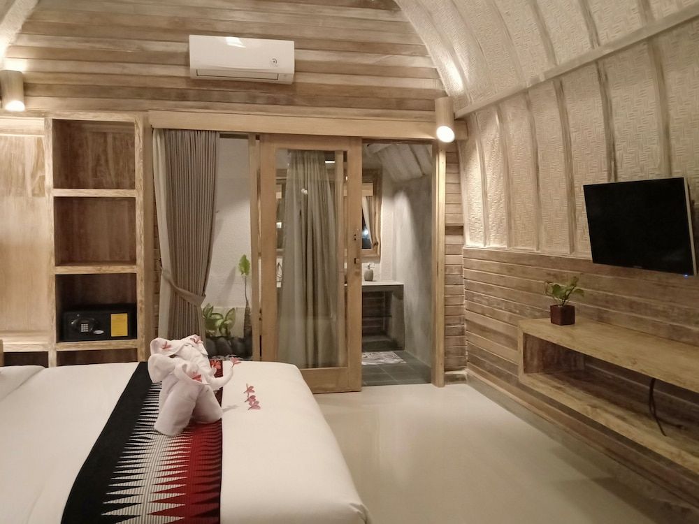 Kompyang Cottage Deluxe Double Room with Bathtub 13