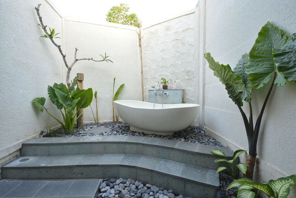 Kompyang Cottage Deluxe Double Room with Bathtub 6